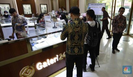 Pengunjung membeli emas batangan di Galeri 24