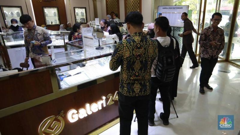 Sejumlah pengunjung melakukan transaksi pembelian emas batangan di Galeri 24