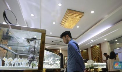 Pengunjung membeli emas batangan di gerai Pegadaian