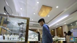 Sejumlah pengunjung membeli emas batangan di Pegadaian saat harga emas berfluktuasi
