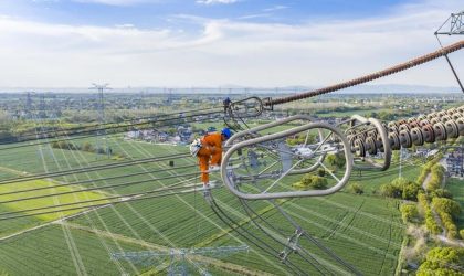 Ilustrasi teknisi melakukan pemeliharaan jaringan listrik untuk mendukung perdagangan listrik lintas batas di Indonesia dan Singapura