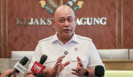 Petugas menyiapkan makanan bergizi dalam program MBG di dapur layanan gizi dengan pengawasan ahli gizi.