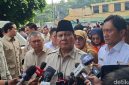Presiden Prabowo Subianto berbincang dengan korban kecelakaan KA Argo Bromo Anggrek dan KRL saat menjenguk di RSUD Kota Bekasi, Selasa (28/4/2026).