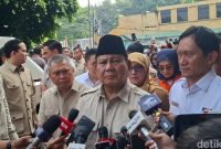 Presiden Prabowo Subianto berbincang dengan korban kecelakaan KA Argo Bromo Anggrek dan KRL saat menjenguk di RSUD Kota Bekasi, Selasa (28/4/2026).