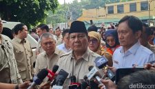 Presiden Prabowo Subianto berbincang dengan korban kecelakaan KA Argo Bromo Anggrek dan KRL saat menjenguk di RSUD Kota Bekasi, Selasa (28/4/2026).