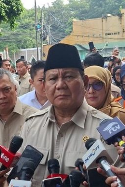 Prabowo Jenguk Korban Kecelakaan KA Bekasi Timur
