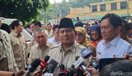 Presiden Prabowo Subianto menjenguk korban kecelakaan kereta di RSUD Kota Bekasi