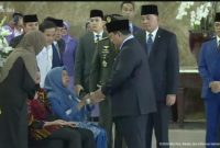 Presiden Prabowo Subianto menyalami keluarga prajurit gugur di Lebanon (dok. YouTube Setpres).