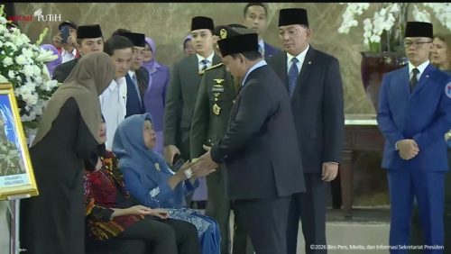 Presiden Prabowo Subianto menyalami keluarga prajurit gugur di Lebanon (dok. YouTube Setpres).