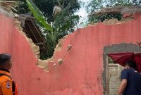 Rumah di Bogor rusak akibat angin kencang dan longsor. (dok. Istimewa)