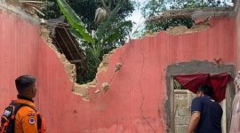 Rumah di Bogor rusak akibat angin kencang dan longsor. (dok. Istimewa)