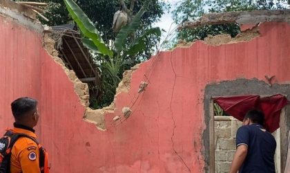 Kerusakan rumah warga di Bogor usai diterjang angin kencang dan tanah longsor