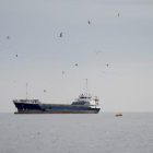 Aktivitas pelayaran di Selat Hormuz tetap berlangsung di bawah pengawasan ketat militer di tengah konflik dan ancaman ranjau laut.