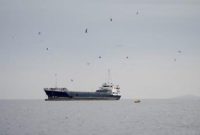 Aktivitas pelayaran di Selat Hormuz tetap berlangsung di bawah pengawasan ketat militer di tengah konflik dan ancaman ranjau laut.