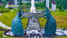 Masyarakat mengunjungi kawasan Plaza Seremoni di Kawasan Inti Pusat Pemerintahan (KIPP) Nusantara dengan latar patung sayap Garuda.