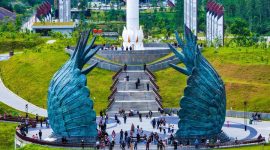 Masyarakat mengunjungi kawasan Plaza Seremoni di Kawasan Inti Pusat Pemerintahan (KIPP) Nusantara dengan latar patung sayap Garuda.
