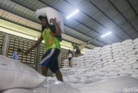 Andi Amran Sulaiman saat meninjau gudang beras Bulog di Karawang, Jawa Barat, Kamis (23/4/2026).