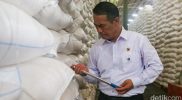 Menteri Pertanian Andi Amran Sulaiman meninjau stok beras di gudang Bulog Karawang