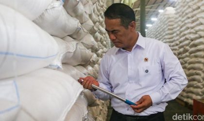 Menteri Pertanian Andi Amran Sulaiman meninjau stok beras di gudang Bulog Karawang