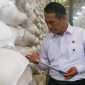 Andi Amran Sulaiman saat mengecek cadangan beras nasional di gudang Perum Bulog Karawang, Jawa Barat