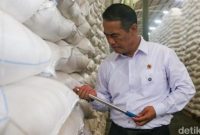 Andi Amran Sulaiman saat mengecek cadangan beras nasional di gudang Perum Bulog Karawang, Jawa Barat