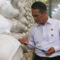 Andi Amran Sulaiman saat mengecek cadangan beras nasional di gudang Perum Bulog Karawang, Jawa Barat