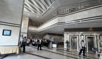 Petugas mengecek akomodasi jemaah haji Indonesia di Hotel Emaar Al Taqwa Sektor 2 Syisyah Makkah Arab Saudi pada 25 April 2026.