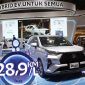 Pengunjung melihat Toyota Veloz Hybrid di showroom sambil memperhatikan informasi harga dan estimasi pajak tahunan kendaraan hybrid tersebut.