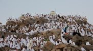 Jemaah haji mengenakan ihram putih saat wukuf di Padang Arafah, berdoa dan berzikir pada puncak ibadah haji.