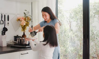 Ibu rumah tangga menggunakan metode kakeibo untuk mengatur keuangan keluarga agar lebih terkontrol dan terencana.
