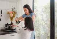 Ibu rumah tangga mencatat pengeluaran harian dengan metode kakeibo untuk mengatur keuangan keluarga.