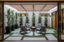 Model Inner Courtyard yang Kecil Tapi Bikin Rumah Terasa Luas (Gambar: Gemini AI)