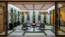 Model Inner Courtyard yang Kecil Tapi Bikin Rumah Terasa Luas (Gambar: Gemini AI)