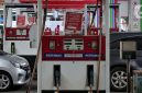 Mobil-mobil antre mengisi BBM di SPBU Jakarta, seiring kenaikan harga BBM nonsubsidi Pertamina per 4 Mei 2026.(Liputan6.com)