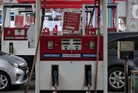 Mobil-mobil antre mengisi BBM di SPBU Jakarta, seiring kenaikan harga BBM nonsubsidi Pertamina per 4 Mei 2026.(Liputan6.com)