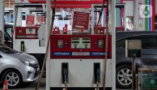 Mobil-mobil antre mengisi BBM di SPBU Jakarta, seiring kenaikan harga BBM nonsubsidi Pertamina per 4 Mei 2026.(Liputan6.com)