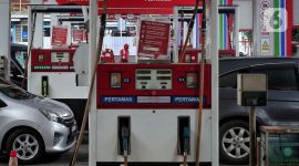 Mobil-mobil antre mengisi BBM di SPBU Jakarta, seiring kenaikan harga BBM nonsubsidi Pertamina per 4 Mei 2026.(Liputan6.com)
