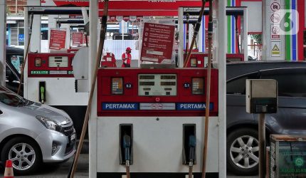 Mobil antre mengisi BBM di SPBU Jakarta saat kenaikan harga BBM nonsubsidi Pertamina 4 Mei 2026.