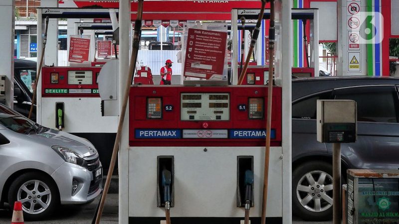Mobil-mobil antre mengisi BBM di SPBU Jakarta, seiring kenaikan harga BBM nonsubsidi Pertamina per 4 Mei 2026.(Liputan6.com)