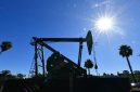 Pompa minyak beroperasi di tengah cuaca cerah, mencerminkan dinamika industri energi global di tengah fluktuasi harga minyak dunia.(Foto: AFP)