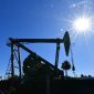 Pompa minyak beroperasi di tengah cuaca cerah, mencerminkan dinamika industri energi global di tengah fluktuasi harga minyak dunia.(Foto: AFP)