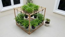 de Kebun Kangkung Gantung untuk Halaman Sempit. Gemini