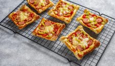 Kreasi pizza mini dari roti tawar./copyright freepik/azerbaijan_stockers