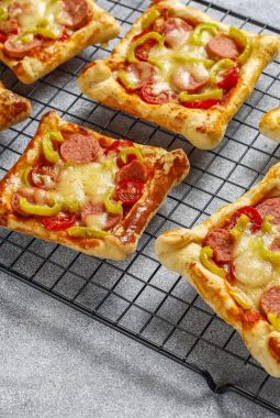 Camilan Viral Pizza Mini Roti Tawar Sosis Nikmat