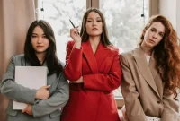 Ilustrasi perempuan yang aktif bekerja dan merepresentasikan beragam profesi modern