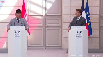 Presiden Prabowo Subianto bersama Presiden Prancis Emmanuel Macron menyampaikan keterangan pers usai pertemuan bilateral di Istana Elysee, Paris. (Youtube Sekretariat Presiden)