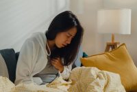 Nyeri dada yang terasa berat dan menjalar bisa menjadi tanda serangan jantung yang sering disalahartikan sebagai masuk angin