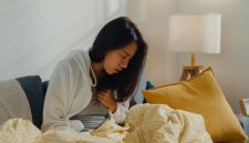 Nyeri dada yang terasa berat dan menjalar bisa menjadi tanda serangan jantung yang sering disalahartikan sebagai masuk angin