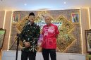 Mensos Saifullah Yusuf dan Wamensos Agus Jabo Priyono Bahas Sepatu Sekolah Rakyat. Tempo/Dinda Shabrina