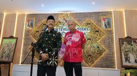 Mensos Saifullah Yusuf dan Wamensos Agus Jabo Priyono Bahas Sepatu Sekolah Rakyat. Tempo/Dinda Shabrina